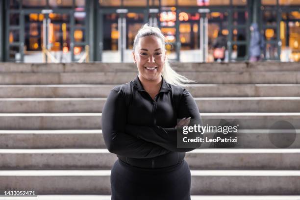 fitness woman exercising in new york - new sport content stock pictures, royalty-free photos & images