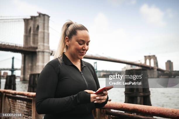 mujer fitness haciendo ejercicio en nueva york - new sport content fotografías e imágenes de stock