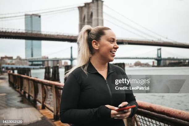 mujer fitness haciendo ejercicio en nueva york - new sport content fotografías e imágenes de stock