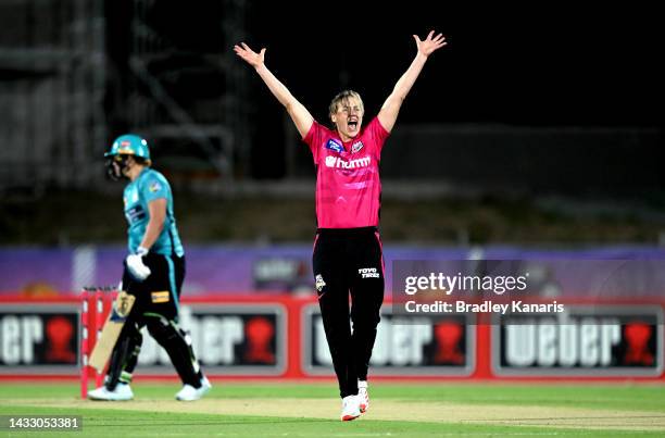 Ellyse Perry of the Sixers appeals to the umpire during the Women's Big Bash League match between the Brisbane Heat and the Sydney Sixers at Great...