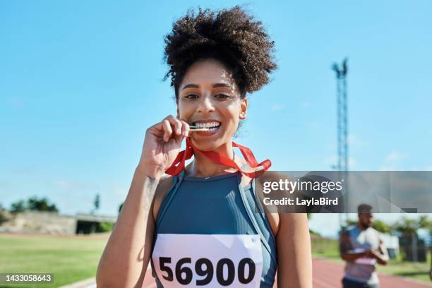 donna, medaglia e denti festeggiano dopo aver vinto l'oro in gara in pista. corridore, atleta e donna nera in festa felice sul podio dopo aver corso in competizione, maratona o evento sportivo a dallas - vincitore di medaglia foto e immagini stock