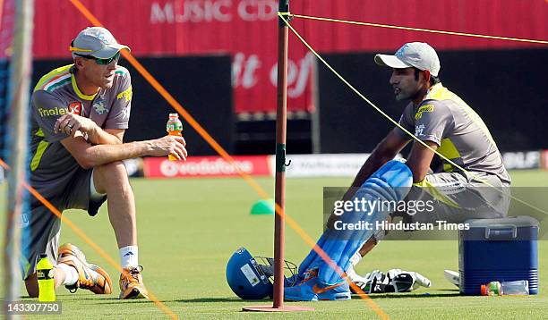 Pune Warriors bowling coach Allan Donald speaks to Robin Uthapa during a practice session at Subrata Roy Sahara stadium on April 23, 2012 in Pune,...