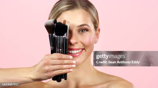 make-up-pinsel, hautpflege und beauty-model frau mit gesichtshaut, wellness und nackte kosmetische make-up-künstlerin im studio. lächeln, glücklich und porträt von mädchen mit salon spa gesichtspflege und mock up raum. - make up pinsel stock-fotos und bilder