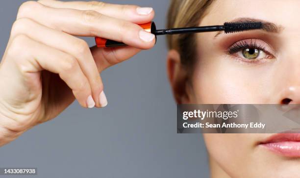 mulher com cosméticos oculares maquiagem escova ou delineador para sobrancelhas sensuais ou cílios close-up. menina ou jovem com beleza skincare, rosto e glamour eyelash rímel tutorial de rotina de produto - female whipping - fotografias e filmes do acervo