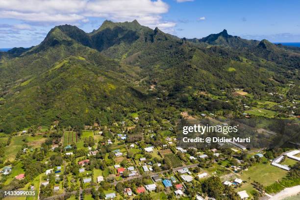 jungle mountain in rarotonga in the cook islands - rarotonga stock pictures, royalty-free photos & images