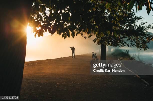 photographer. autumn sunrise in a london park - richmond upon thames photos et images de collection