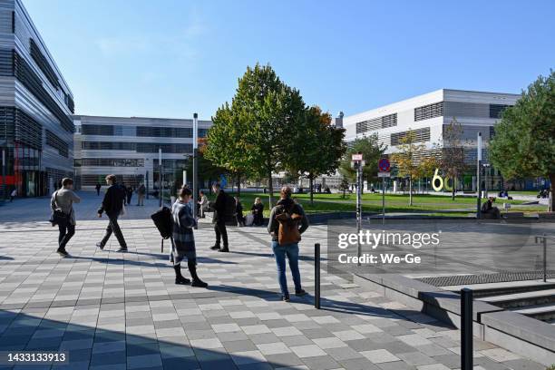 campus der hochschule düsseldorf (hsd) - fachhochschule - college student stock-fotos und bilder