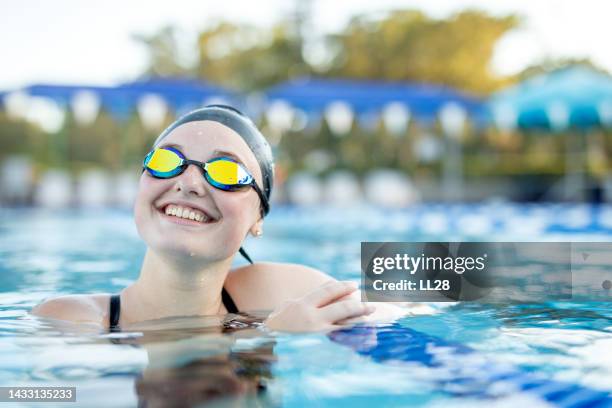 nuotatore sorridente - una ragazza adolescente foto e immagini stock