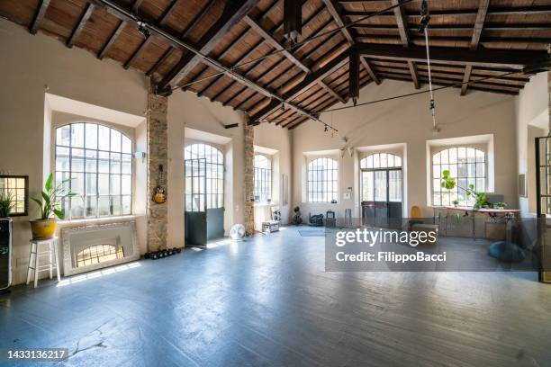 interior de un loft industrial convertido en centro de salud y espacio polivalente - loft vacio fotografías e imágenes de stock