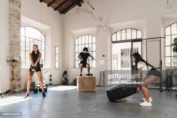 people doing cross training in an health club - hiit stock pictures, royalty-free photos & images