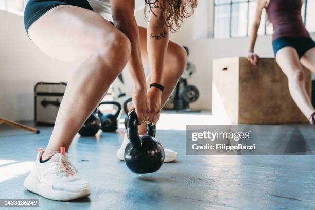 women are training together in a gym - hiit stock pictures, royalty-free photos & images