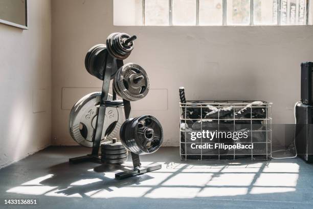 sport equipment in a gym - pund massaenhet bildbanksfoton och bilder