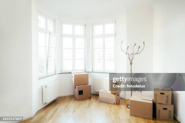 umbauboxen in neuer wohnung - kartonverpackung stock-fotos und bilder