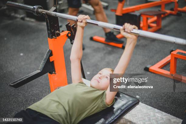 junge im fitnessstudio - young kid and barbell stock-fotos und bilder