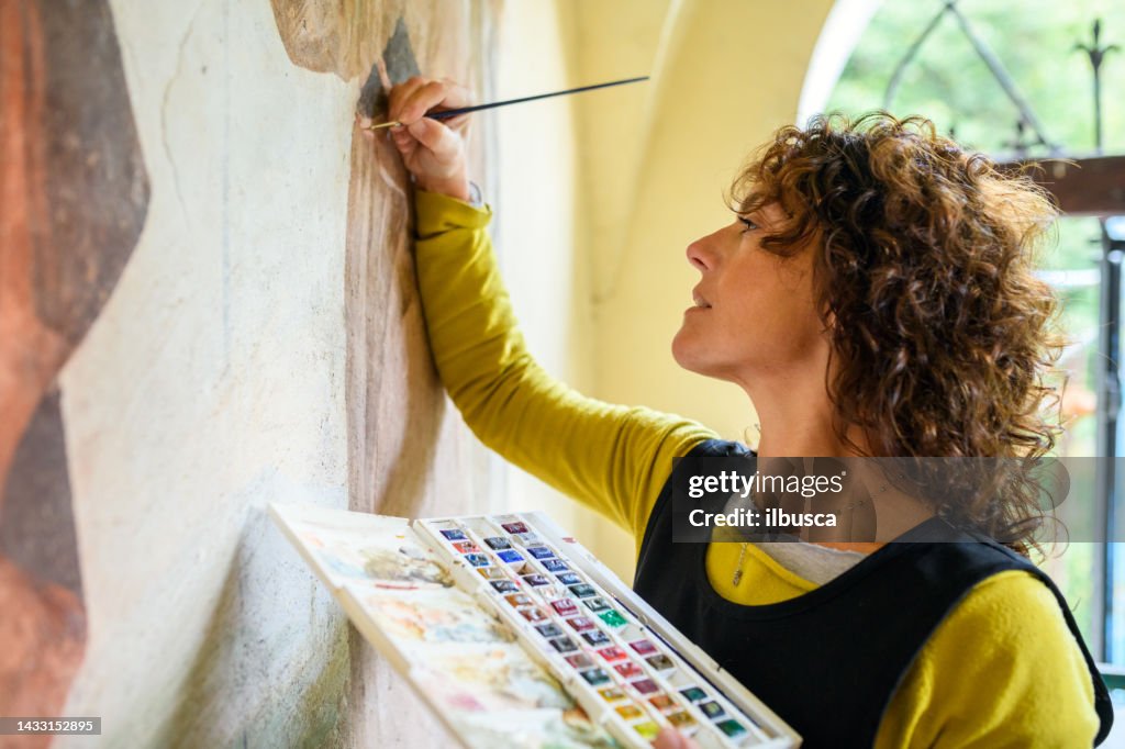 Restaurateur professionnel restaurant une fresque de chapelle antique en Italie