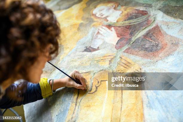 professioneller restaurator, der antike kapellenfresken in italien restauriert - wiederbelebung stock-fotos und bilder