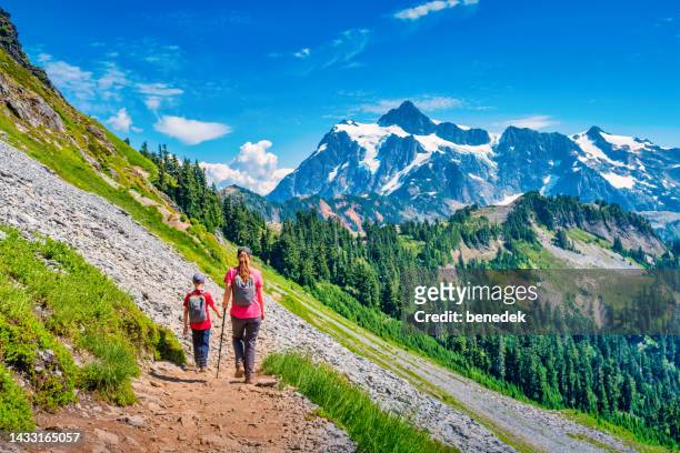 hiking mount baker wilderness washington usa - mt shuksan imagens e fotografias de stock