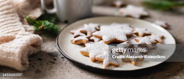 gingerbread cookies on plate on concrete background - gingerbread cake stock pictures, royalty-free photos & images