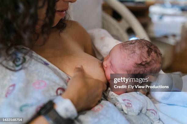 bebé recién nacido amamantando en el hospital - latch fotografías e imágenes de stock