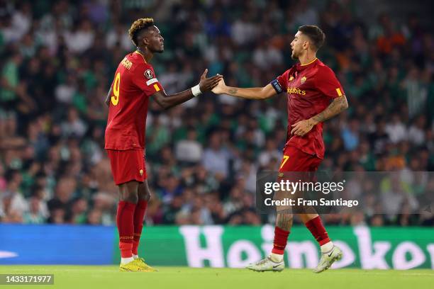 Tammy Abraham celebrates with Lorenzo Pellegrini of AS Roma after Andrea Belotti scores their side's first goal during the UEFA Europa League group C...