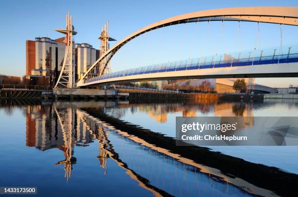 die salford quays hubbrücke, manchester, england, vereinigtes königreich - kriegsmuseum des britischen empires stock-fotos und bilder