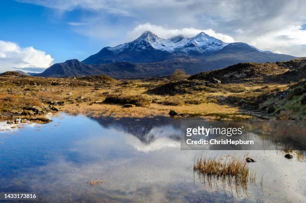 sligachan river, sgurr nan gillean, isle of skye, scotland, uk - cuillins stockfoto's en -beelden