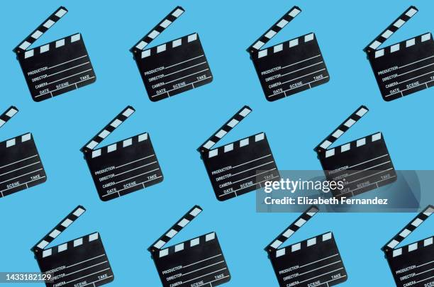 seamless pattern of cinema clapper board - film director fotografías e imágenes de stock