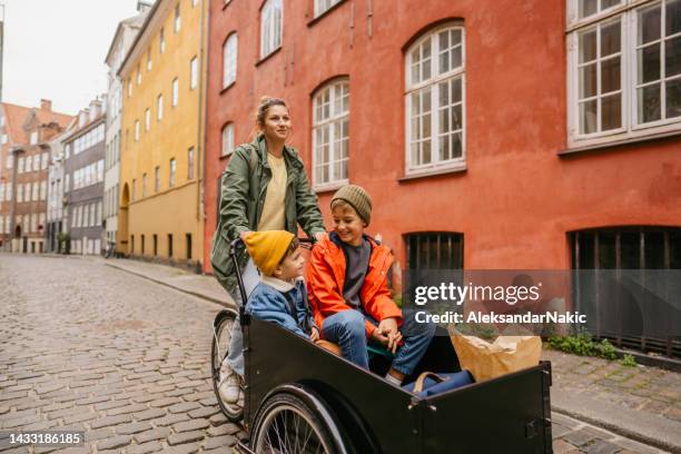 von der schule nach hause gehen - two kids with cycle stock-fotos und bilder