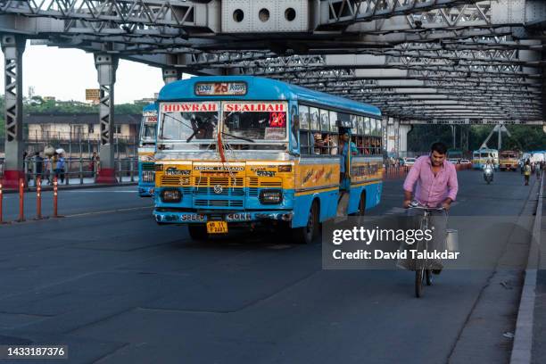 howrah bridge in india - howrah bridge stockfoto's en -beelden