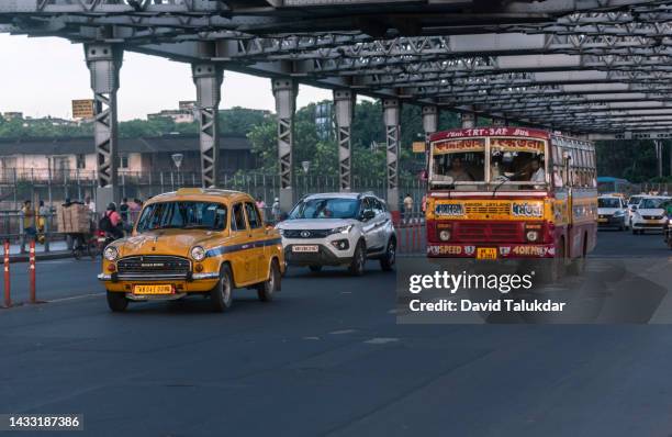 howrah bridge in india - ponte howrah - fotografias e filmes do acervo