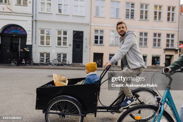 running errands with dad - cargo bike stock pictures, royalty-free photos & images