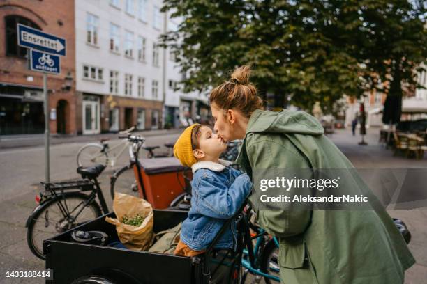 mama, ich liebe dich! - buying a bike stock-fotos und bilder