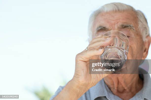 drinking water - hyperthermia stockfoto's en -beelden