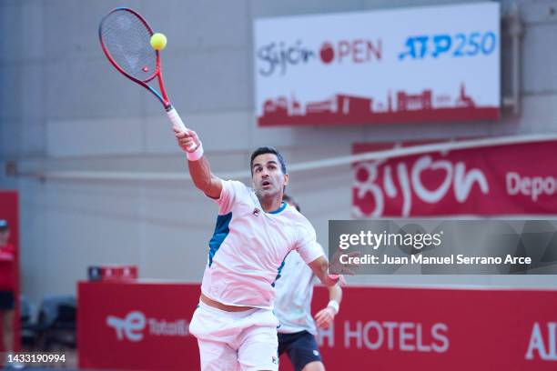 Maximo Gonzalez and Andres Molteni of Argentina in their mens doubles quarter-final against MFrancisco Cabral of Portugal Jamie Murray of Great...