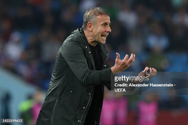 Abdullah Avci, Head Coach of Trabzonspor, reacts during the UEFA Europa League group H match between Trabzonspor and AS Monaco at Senol Gunes Stadium...