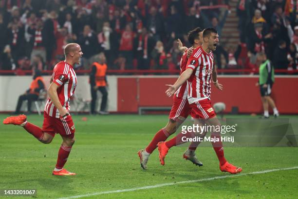 Robin Knoche of 1.FC Union Berlin celebrates scoring their side's first goal from a penalty with teammates during the UEFA Europa League group D...