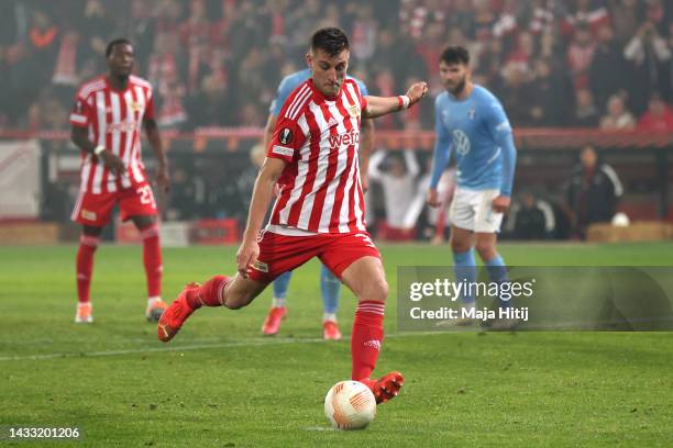 Robin Knoche of 1.FC Union Berlin scores their side's first goal from a penalty during the UEFA Europa League group D match between 1. FC Union...