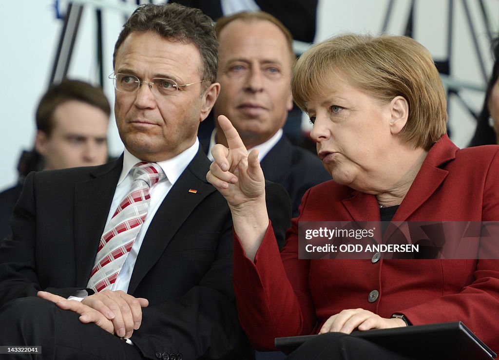 German Chancellor Angela Merkel (R) and