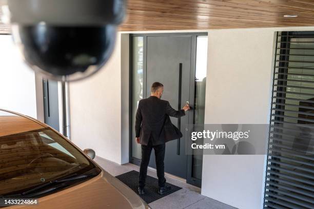 homme déverrouillant les portes en scannant ses empreintes digitales - détecteur de mouvement photos et images de collection