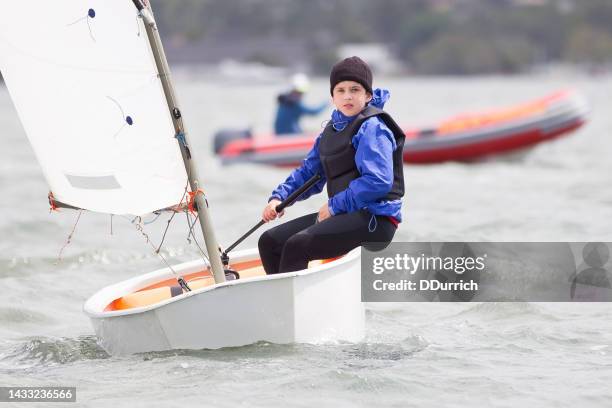 kleiner junge segeln - kid sailing stock-fotos und bilder