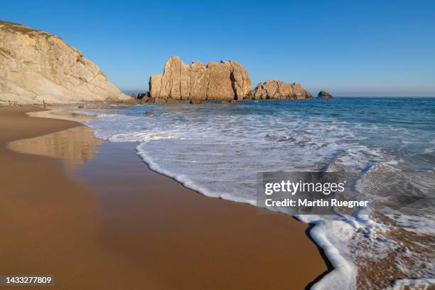 playa de la arnia is a small idyllic beach near liencres. this area is called costa quebrada. playa de la arnia, bay of biscay, liencres, santander, costa quebrada, cantabria, spain, atlantic ocean. - cantabria stock pictures, royalty-free photos & images