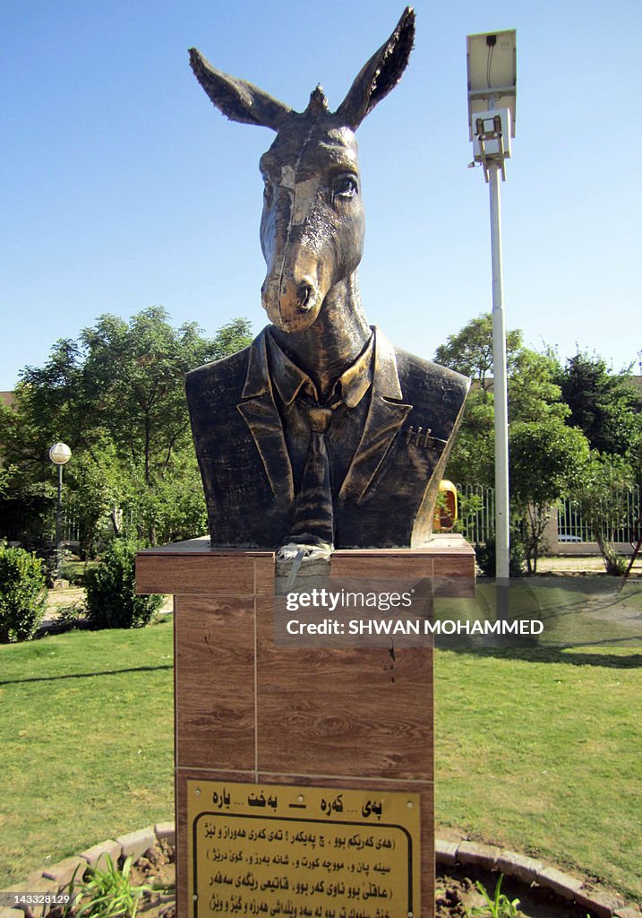 A bronze statue statue showing the head