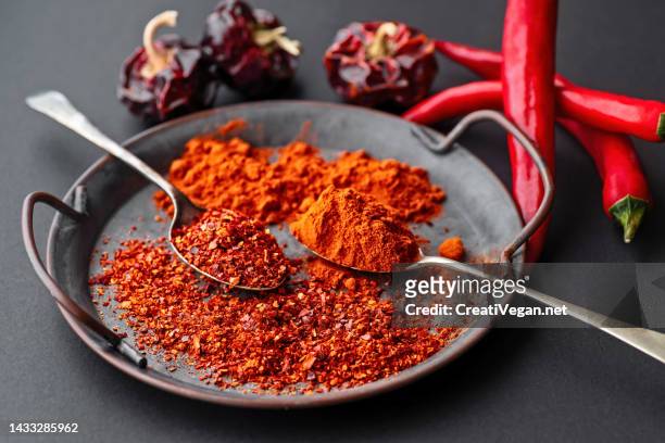 spanish paprika and pepper powder - paprika gewürz stock-fotos und bilder