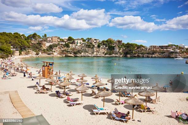 porto cristo badeort, ostküste von mallorca - maiorca stock-fotos und bilder