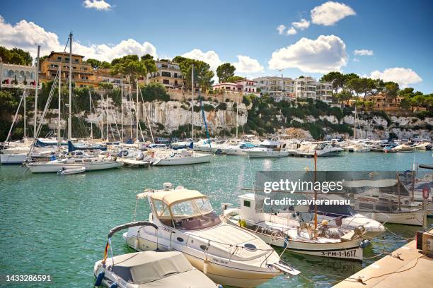 puerto deportivo de porto cristo, islas balláricas - puerto deportivo fotografías e imágenes de stock