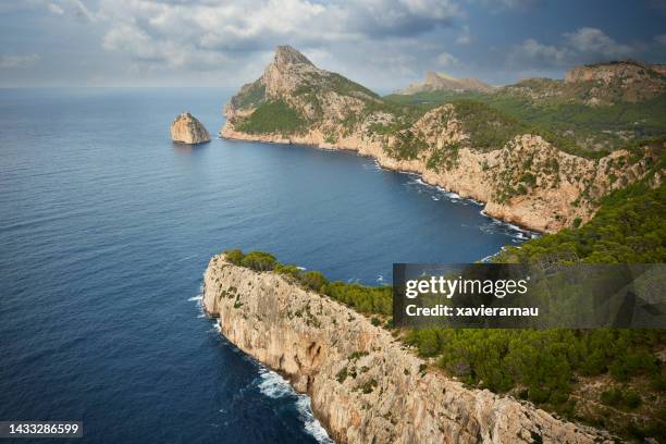 vista elevada del cap de formentor, la costa norte de mallorca - cabo característica costera fotografías e imágenes de stock