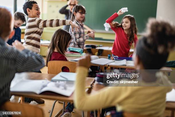 ¡caos en el aula de escuela primaria! - misbehaviour fotografías e imágenes de stock