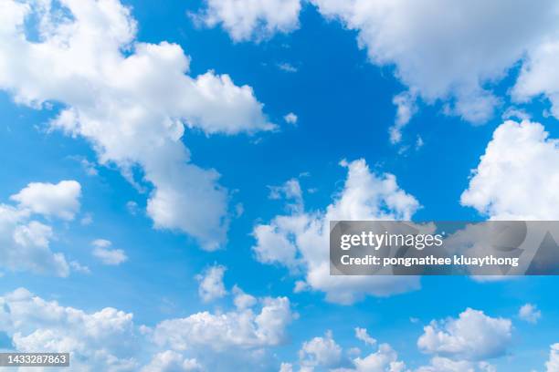 blue sky and white cloud nature background. - blue clouds stockfoto's en -beelden