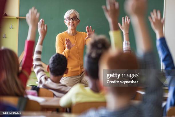 who is going to answer my question? - teacher stockfoto's en -beelden
