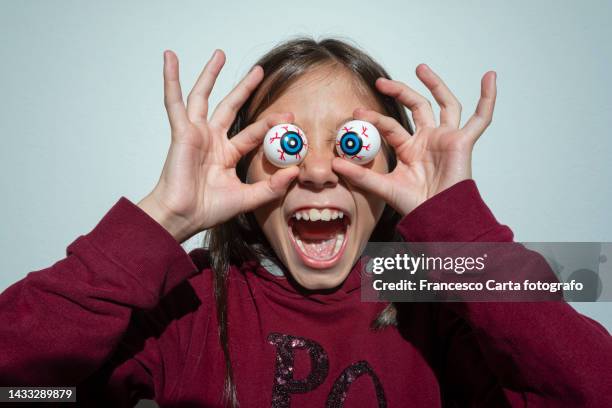 girl with scary halloween eyes - hand uitsteken stockfoto's en -beelden